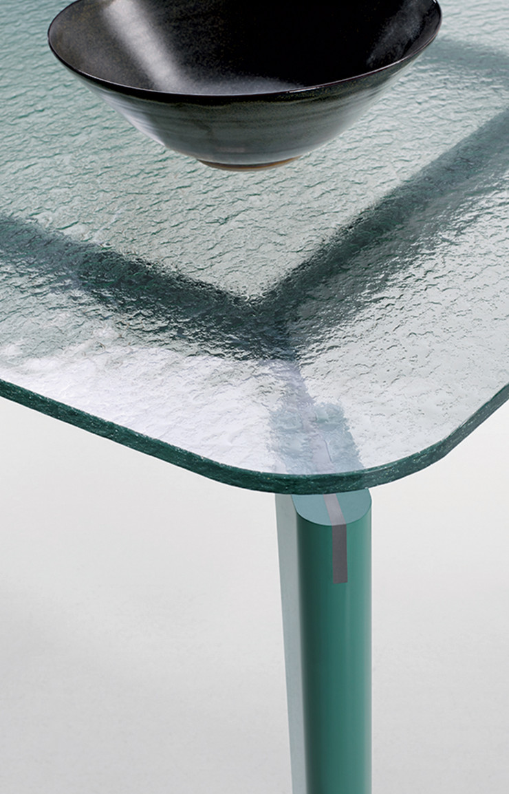 Ici dans sa version avec plateau en verre.