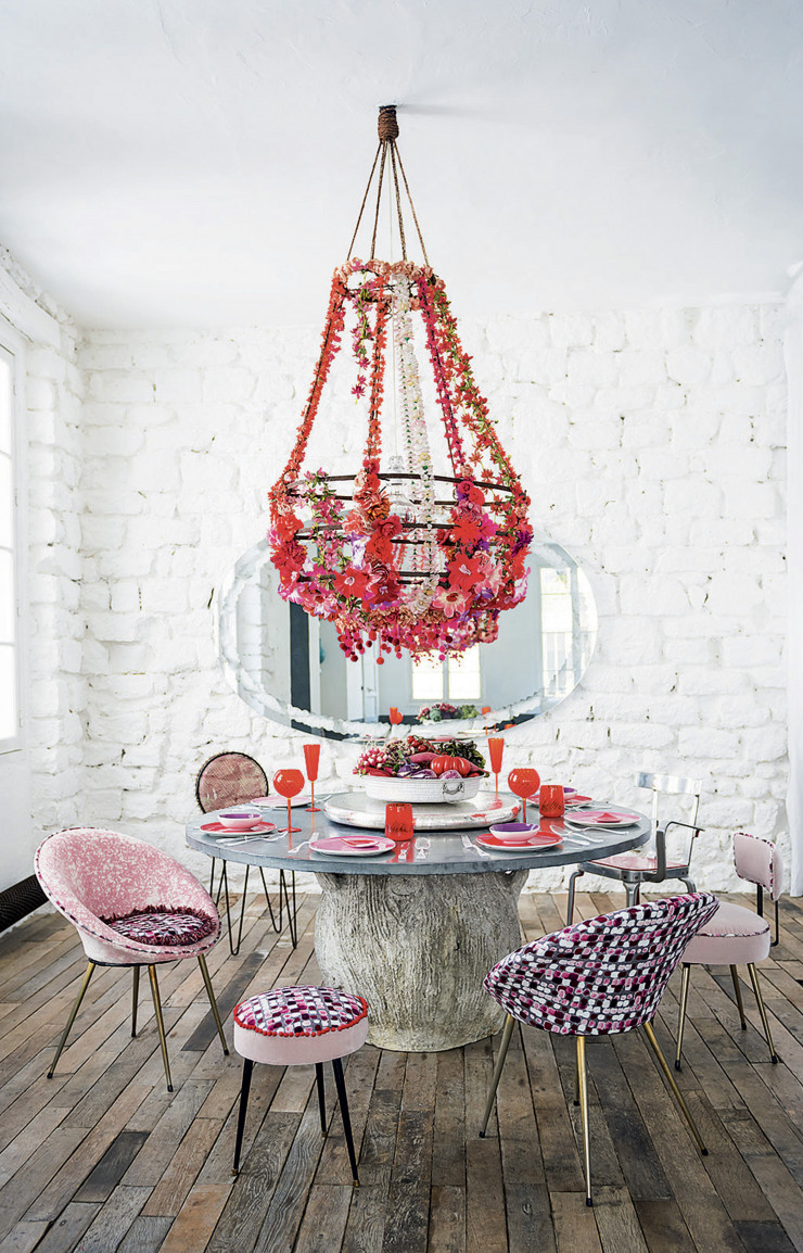 Sur le fauteuil de droite, le tabouret et le coussin, velours Maquillage.