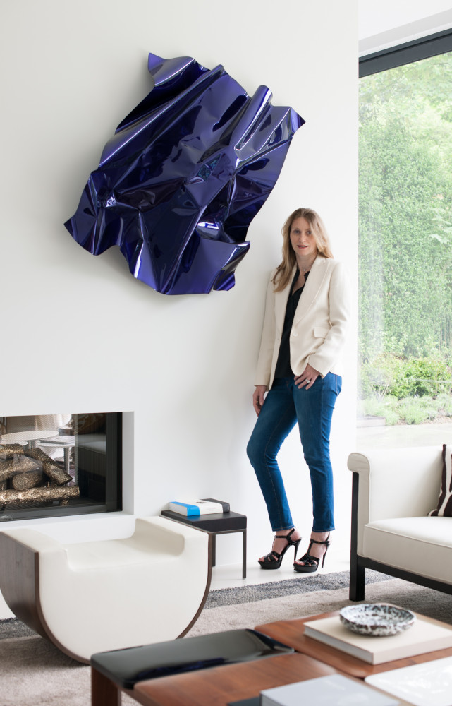 Talentueuse décoratrice de sa maison, Alix pose dans le salon près d’une sculpture en tôle pliée d’Aldo...