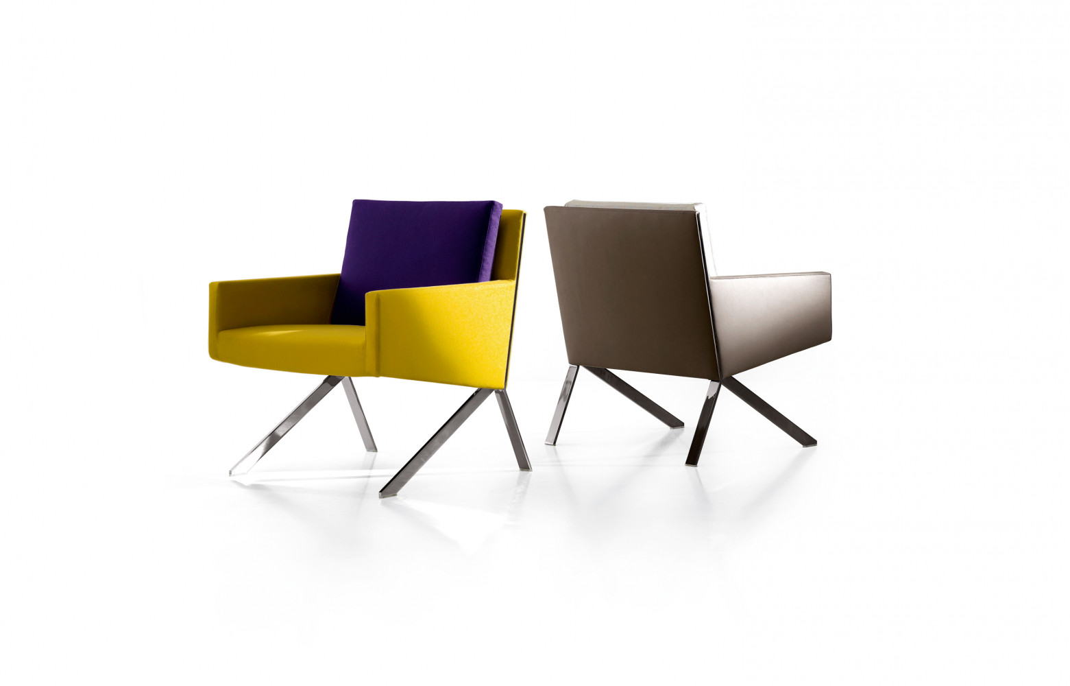 Fauteuil Theo en chêne et métal, design Vincent Van Duysen 2 800 €. B&B Italia.