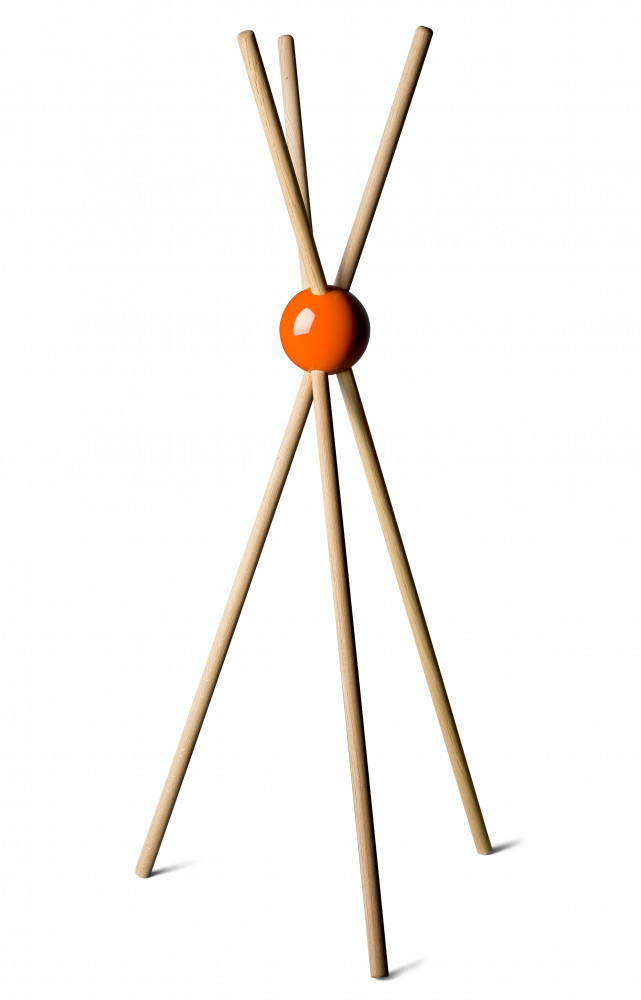 Porte-manteau Lock en bois et Bakélite, design Sylvain Willenz 298 €. Tamawa.