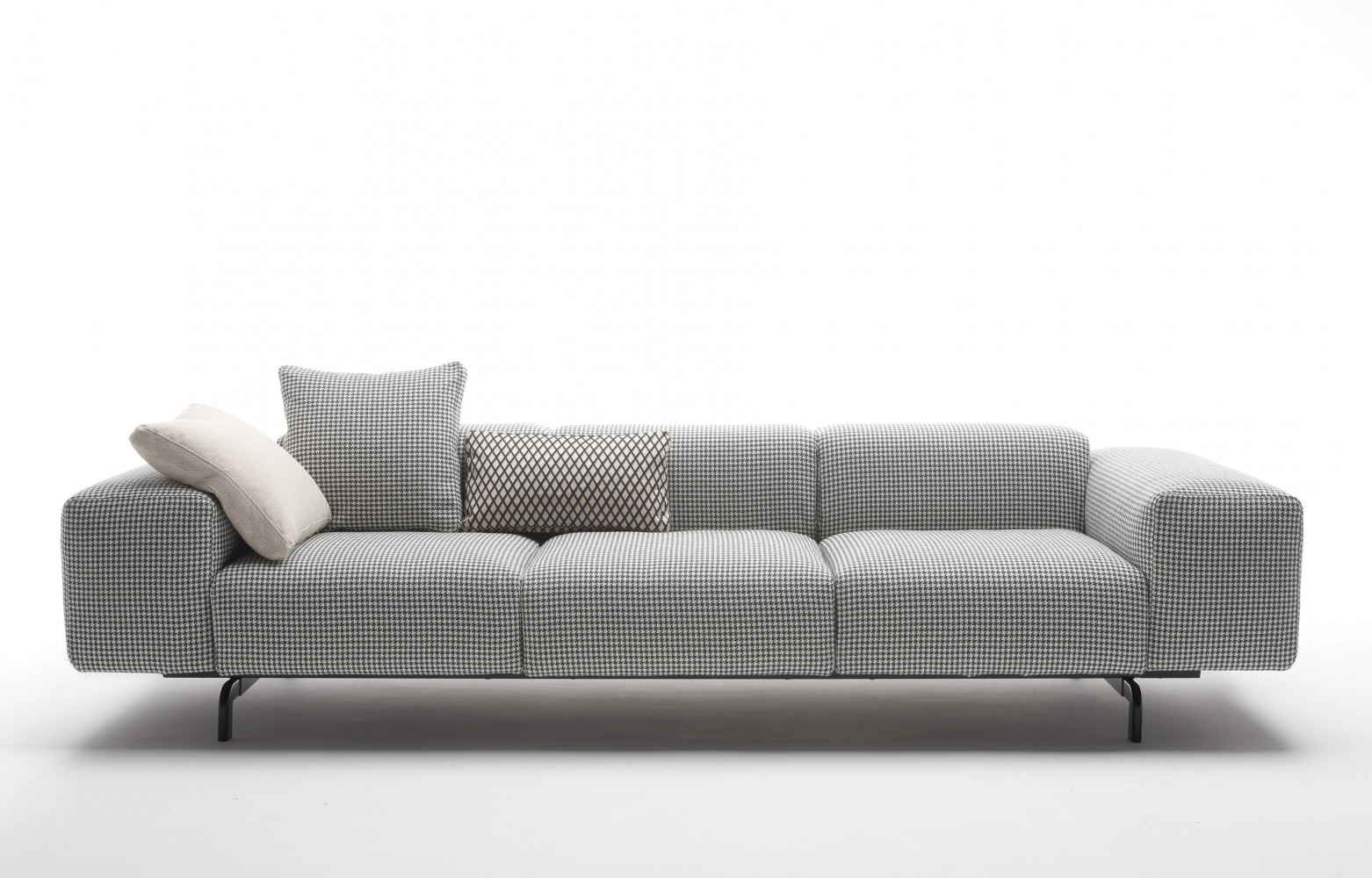 Piero Lissoni a dessiné Largo, un canapé à l'élégant tissu pied-de-poule.