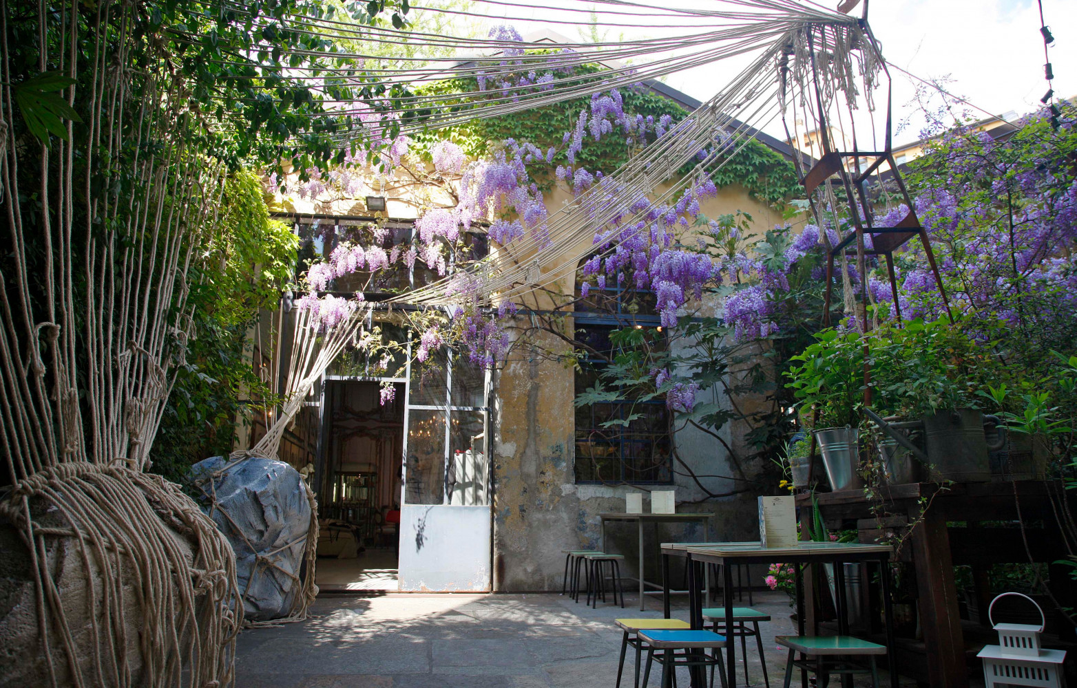 Dès l’entrée de Nonostante Marras, au 8, via Cola di Rienzo, la glycine et les tables du...