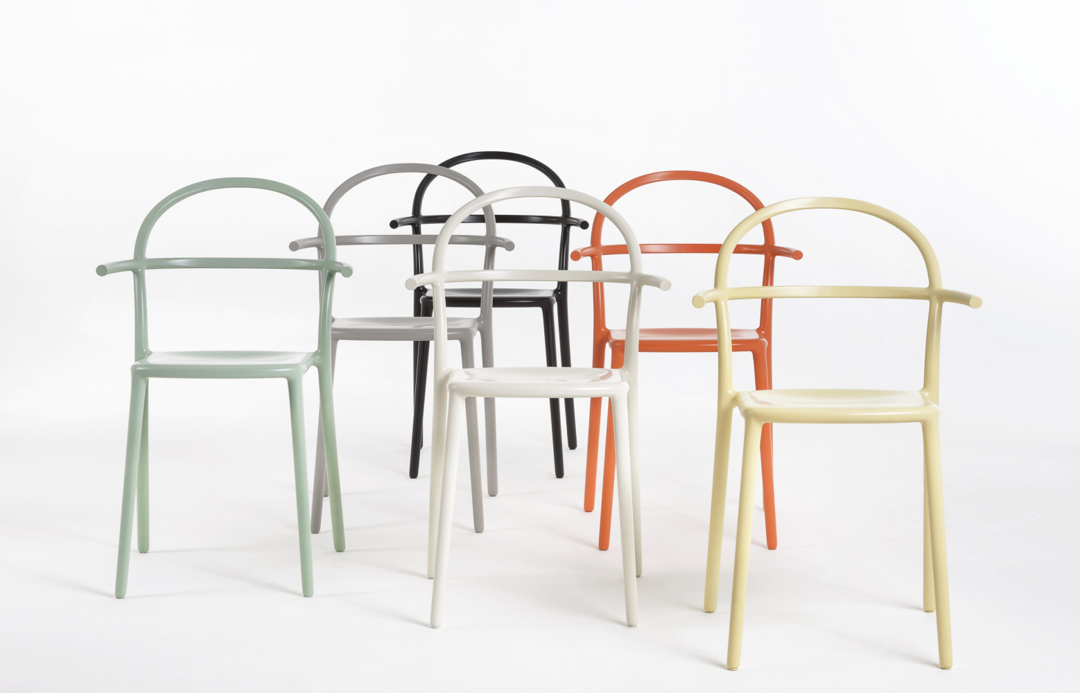 Réduites à l'essentiel, les chaises Generic C de Starck affichent une ligne minimaliste.