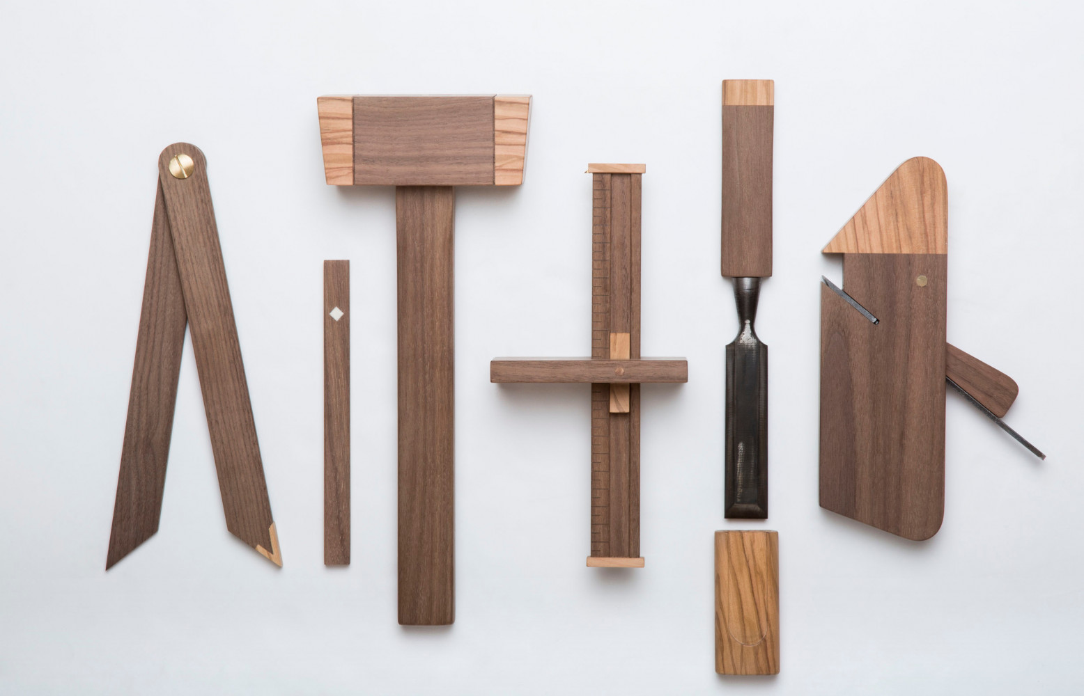 Ces outils conçus par le jeune designer italien Giacomo Moor sont taillés dans l’olivier et le noisetier....