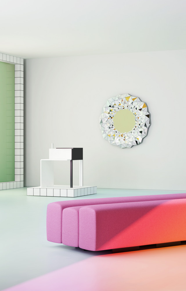 Guéridon De Stijl (1922) d’Eileen Gray, en hêtre laqué. ClassiCon, 3 250 €. Banquette modulable Osaka de...