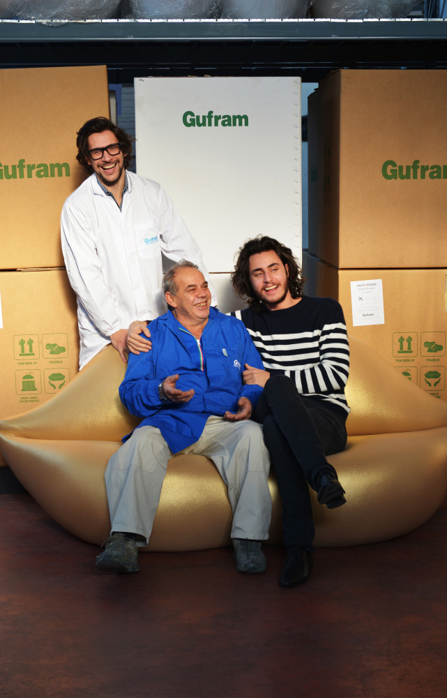 Axel Iberti, Giacomino et Charley Vezza posent avec la Boccadoro, la version or du canapé Bocca