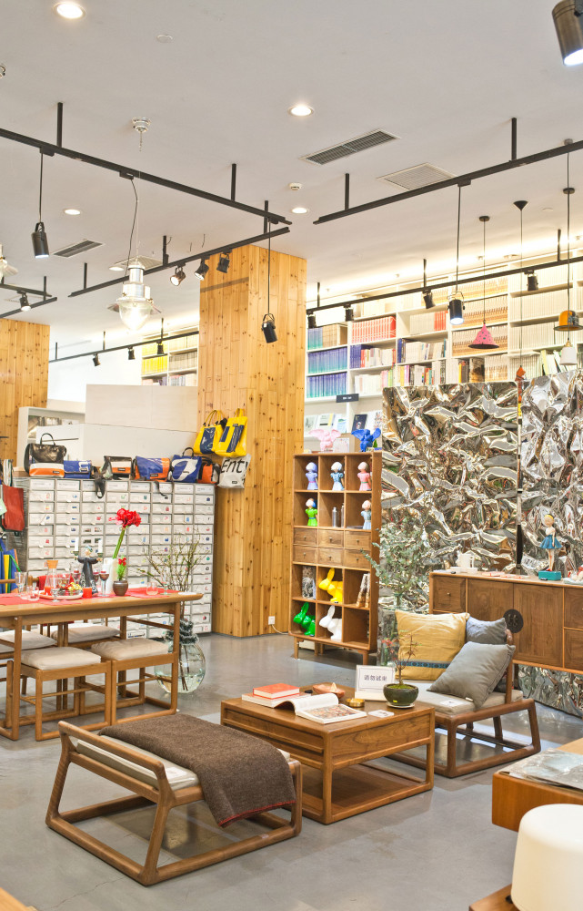 Bizarrement, le 798 ne dispose pas de librairie d’art. Celle qui existait s’est reconvertie aujourd’hui en bar...