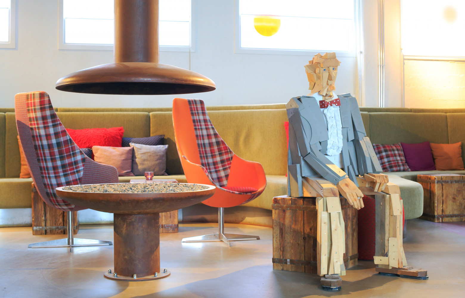 Au milieu du port, un entrepôt transformé en refuge douillet : des touches de couleurs vives, des...