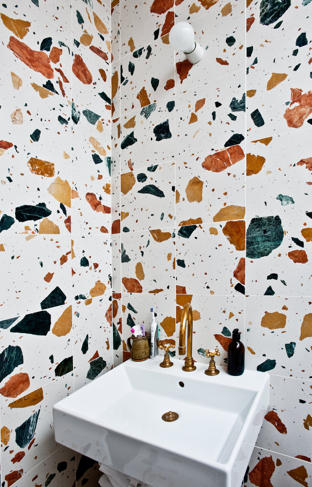 La salle de bains en Marmoreal, un mix de marbre et de polyester à l'apparence de nougat.