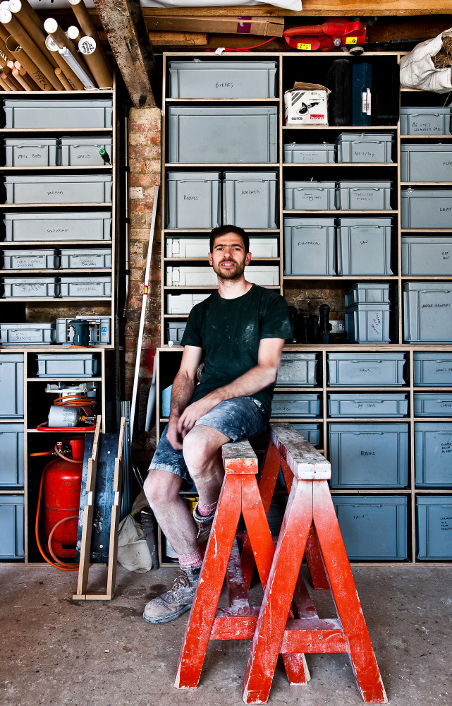 Max Lamb dans son atelier... très bien rangé !