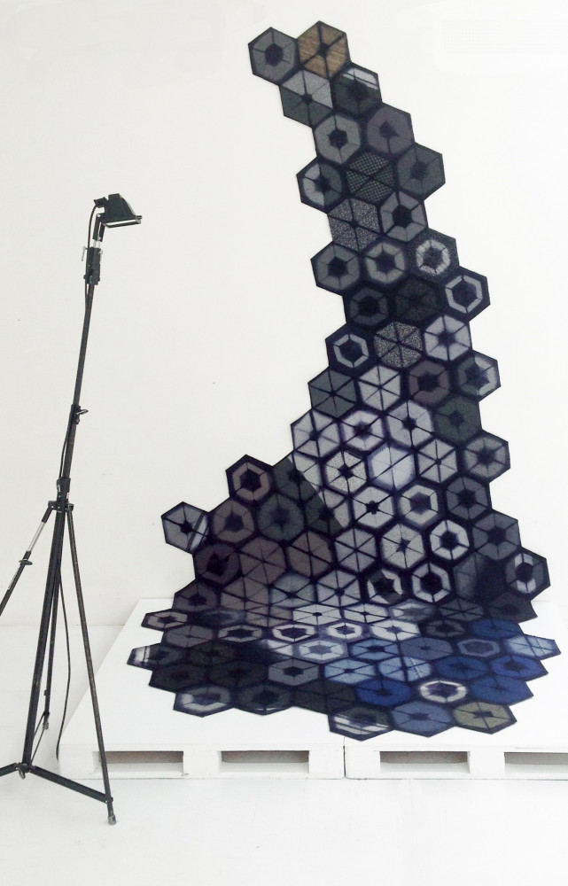 Milky Way, tapis réalisé par Katarina Breditis et Katarina Evans à partir de chutes de l'industrie textile...