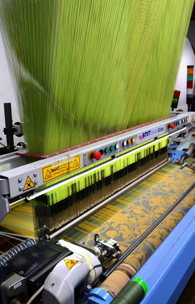 28 métiers à tisser de dernière génération assurent l'essentiel de la production des différentes griffes de la...