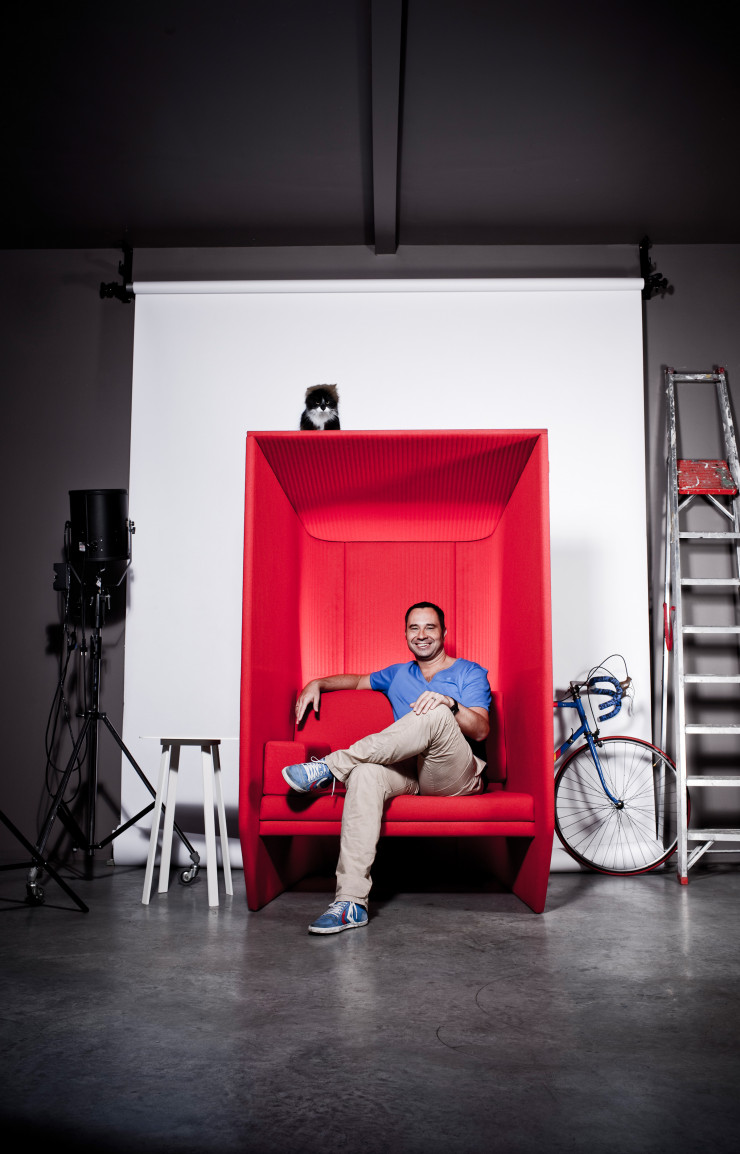 Pour l’éditeur Buzzispace, Alain Gilles peut exprimer sa créativité débridée, comme avec cette capsule BuzziHub, conçue pour s’isoler dans un open space.