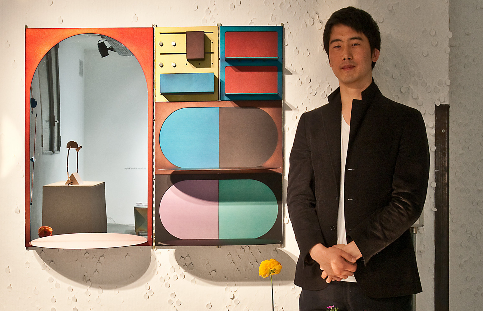 Le designer Coréen Umzikim avec une déclinaison de son étagère-robot.