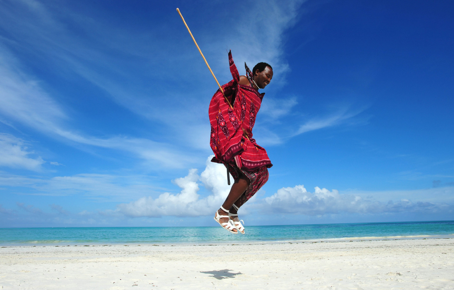 Masai dansant sur la plage de Page. A Zanzibar, les Masai sont souvent employés par les hôtels...