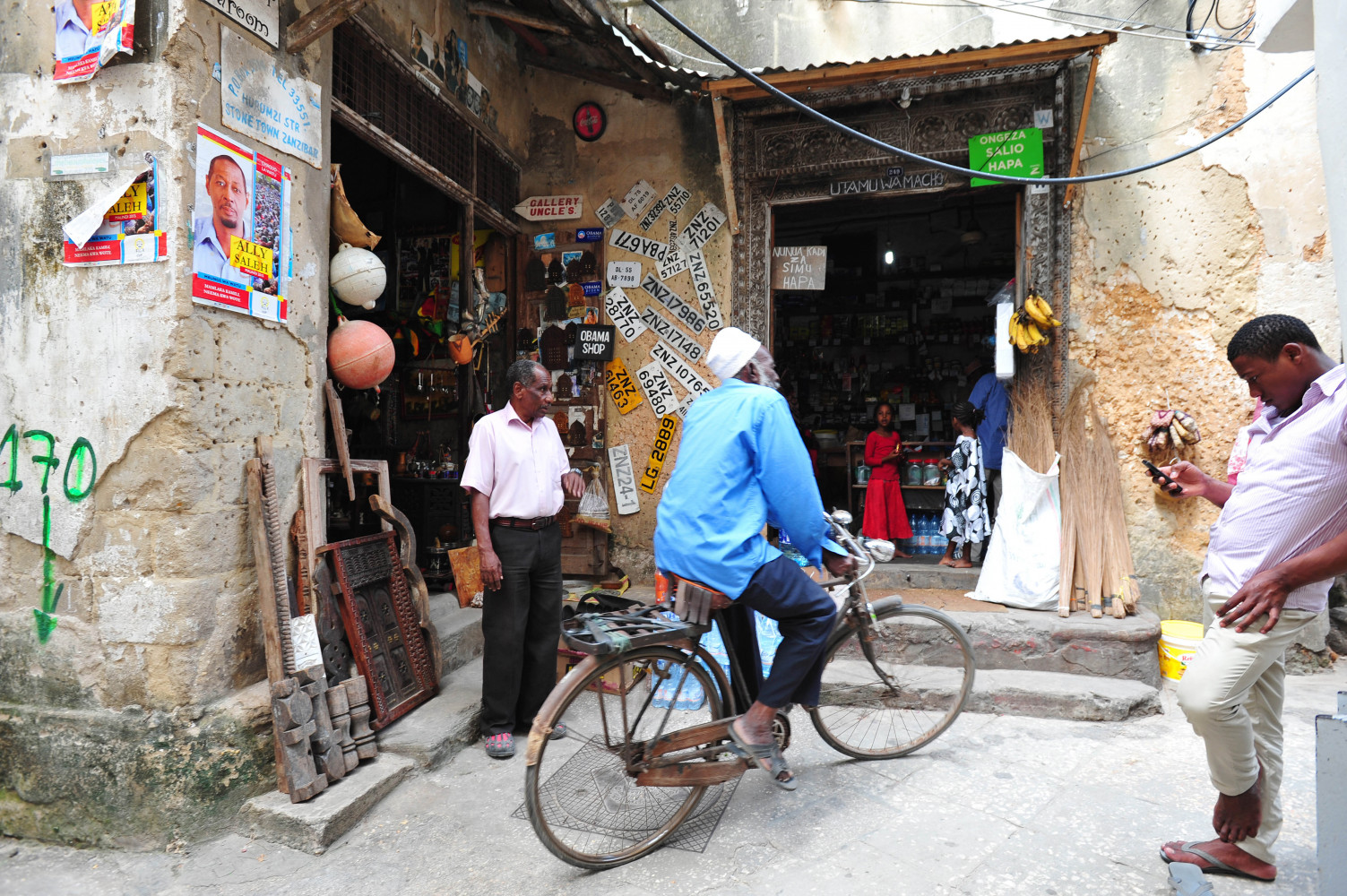 Epicerie et ambiance dans la vieille ville de Stone Town.