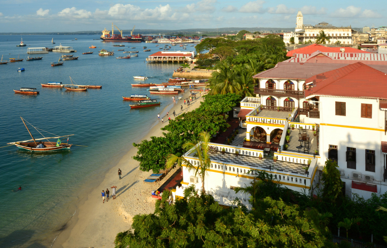 Vue de la plage et du front de mer de Stone Town, avec le Temho hotel au...