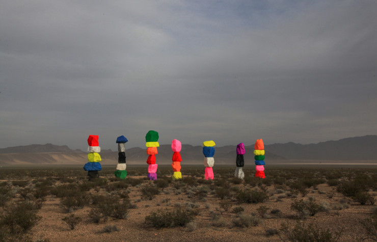 Installation Seven Magic Mountains d’Ugo Rondinone.