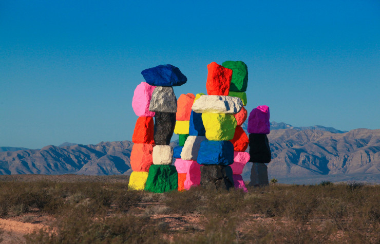 Installation Seven Magic Mountains d’Ugo Rondinone.