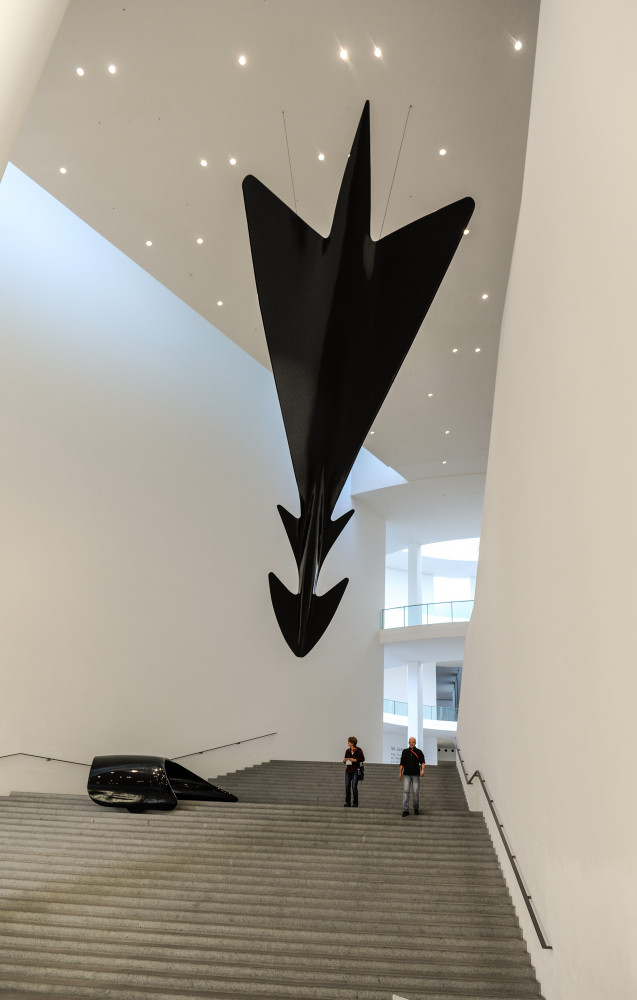 Dans l'escalier de la Pinakothek der Moderne, conçue par l'architecte Stefan Braunfels, œuvre de Luigi Colani.