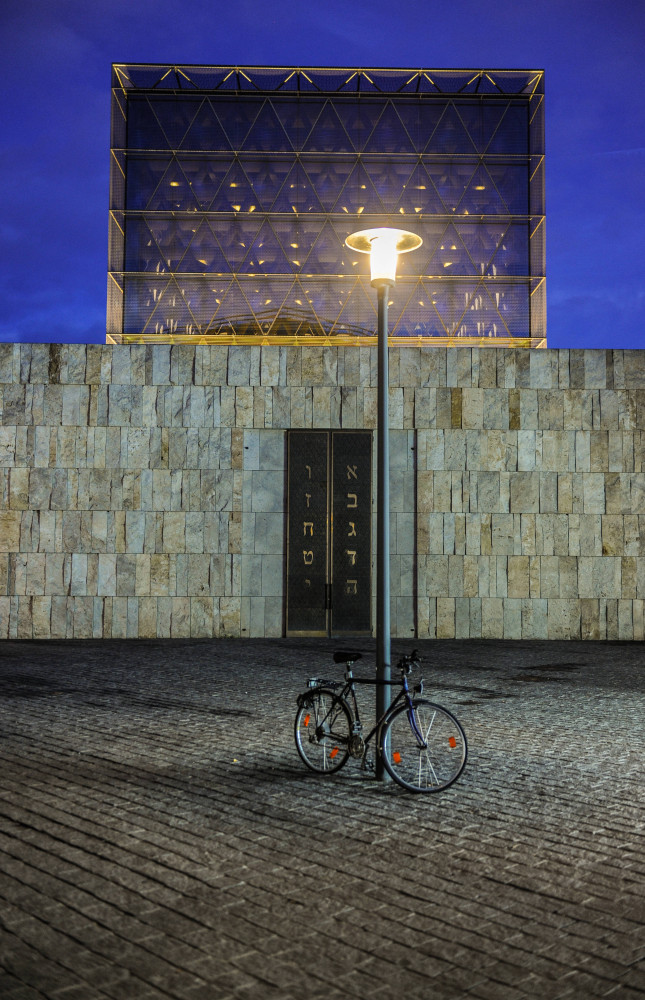 Devant le musée juif de Munich dessiné par les architectes allemands Wandel Hoefer Lorch.