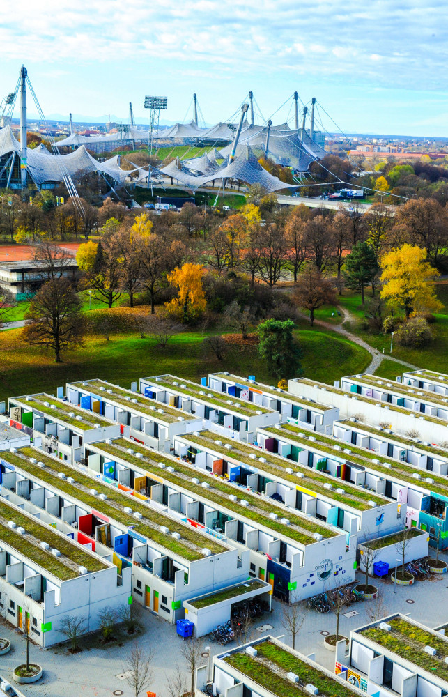 L'ancien parc olympique avec ses résidences étudiantes avec en arrière-plan les volutes du stade dessiné par l'architecte...