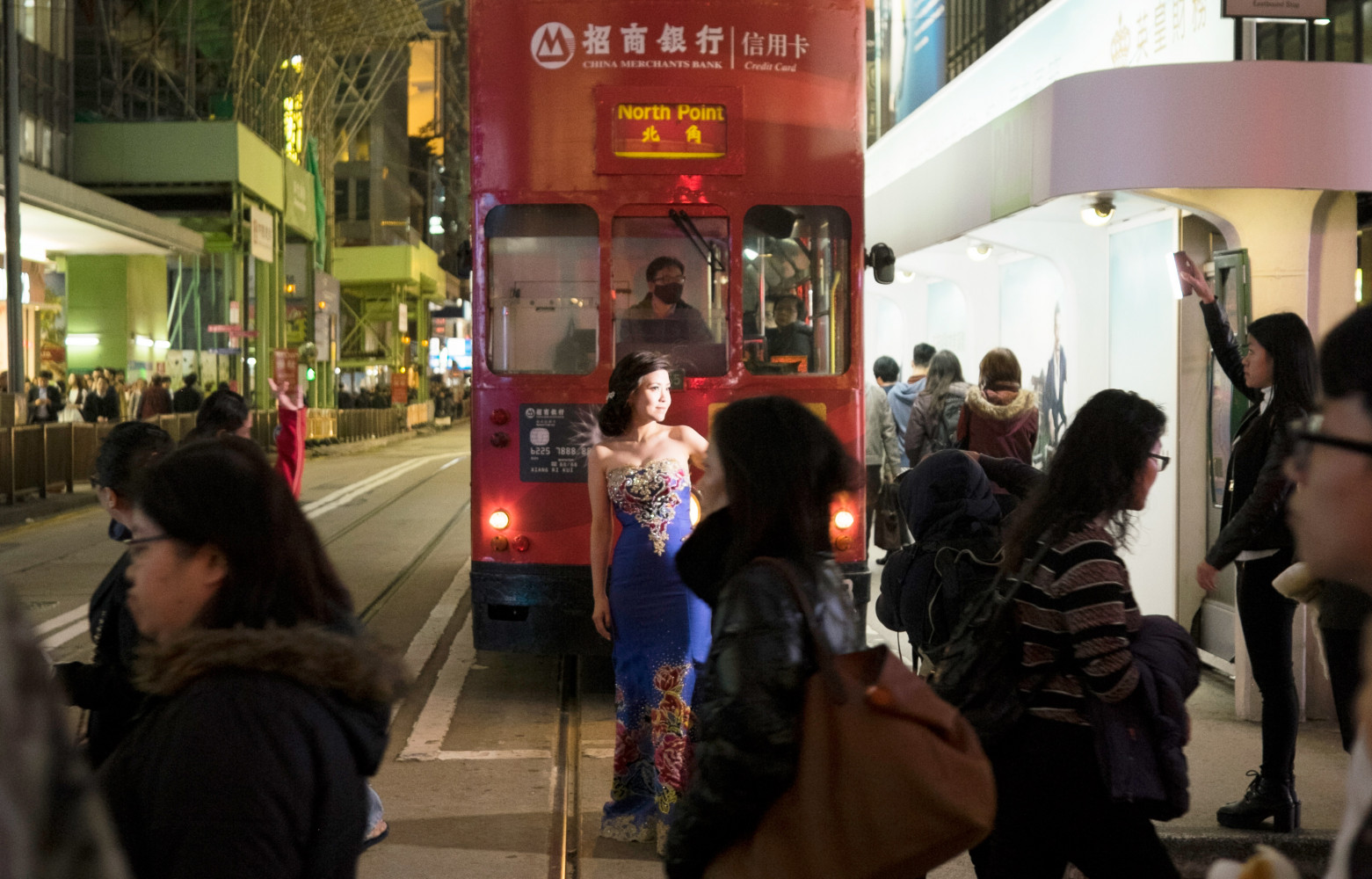 De jour comme de nuit, Hong Kong entretient son statut de métropole grouillante de vie.