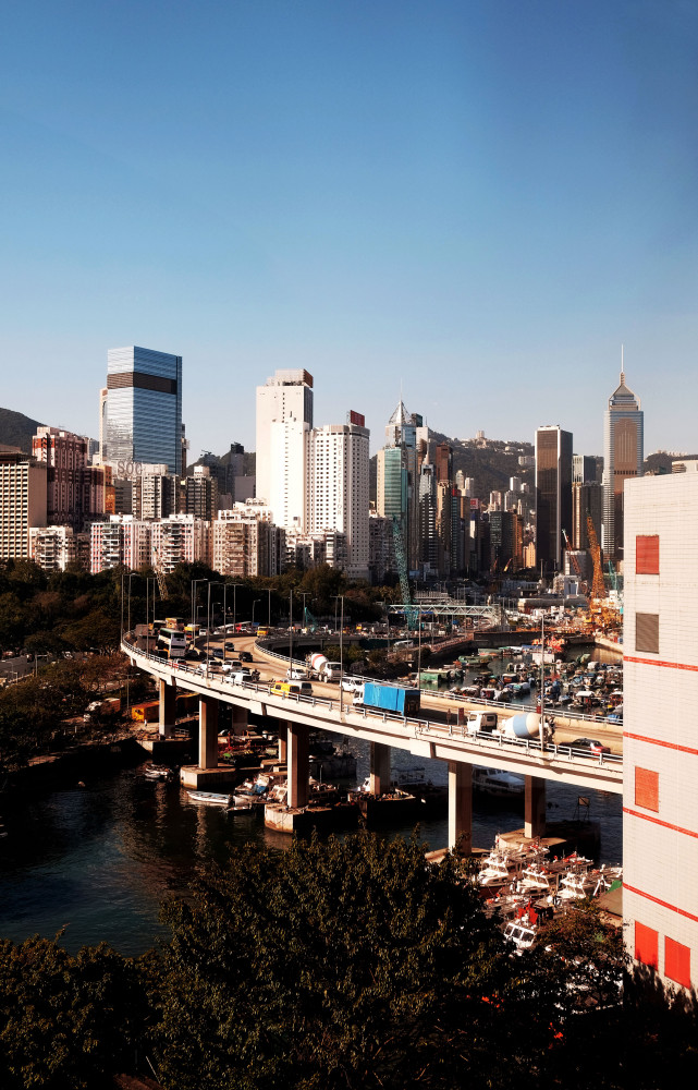 De jour comme de nuit, Hong Kong entretient son statut de métropole grouillante de vie.