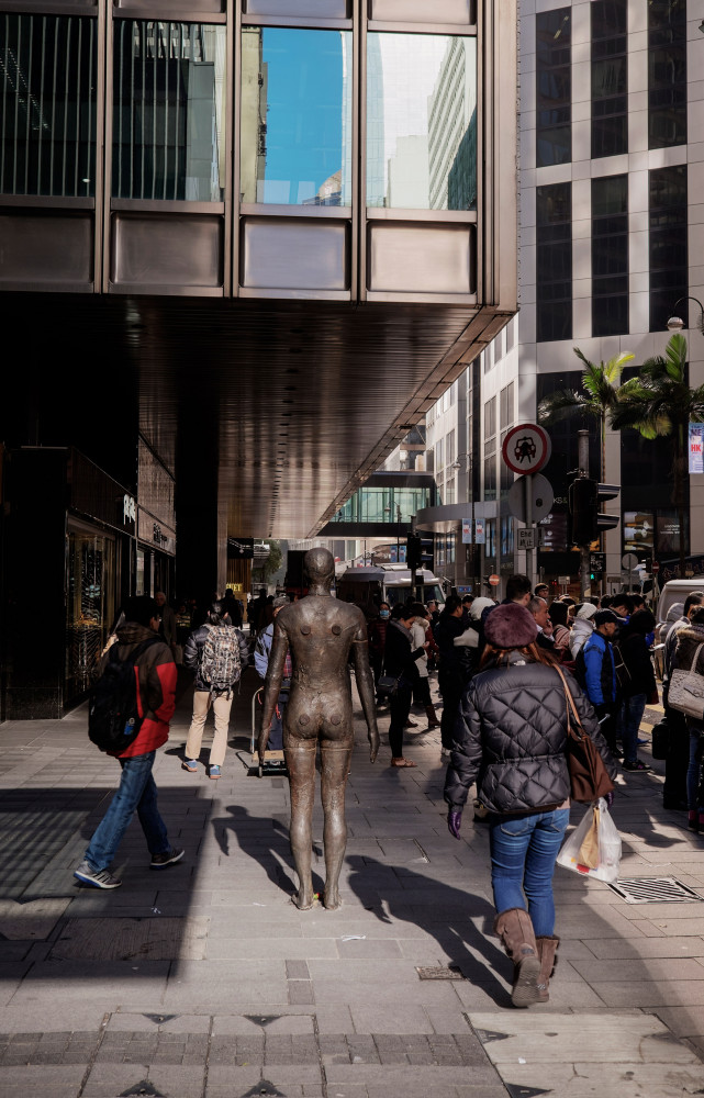 Deux des 32 sculptures disséminées dans la ville par l’artiste britannique Antony Gormley.