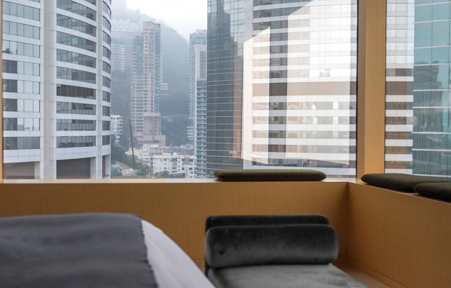 L’architecte André Fu nous plonge dans un luxe maîtrisé dès l’entrée sur le modèle d’un temple japonais.