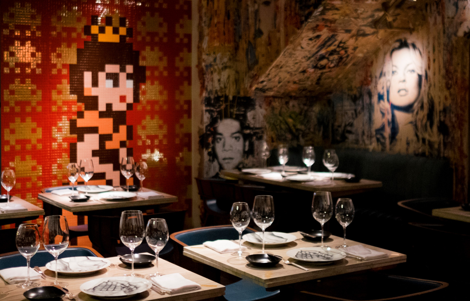 Au premier plan, les assiettes JR pour Bernardaud.