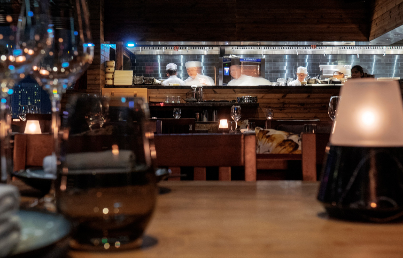 Dernier hot-spot local dans lequel risquer l’évanouissement devant la vue insolente depuis le spectaculaire restaurant. Costume obligatoire...