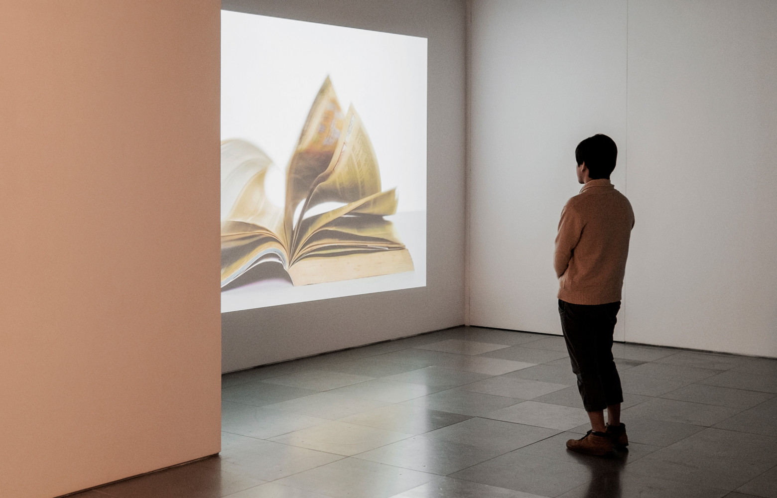 Établi en 2010, Édouard Malingue a emménagé à Hong Kong en 2016 dans un espace dessiné par...