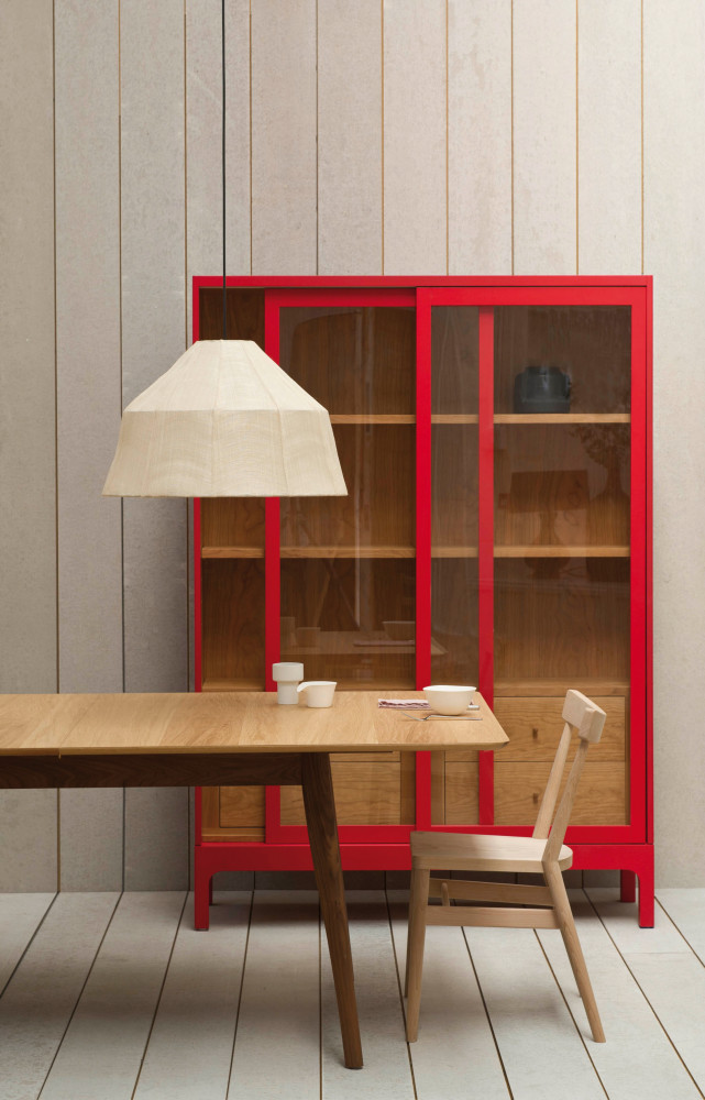 Armoire Joyce couleur rubrum, suspension Soren, table Harper en noisetier et chaise réalisée en 2012 pour la...
