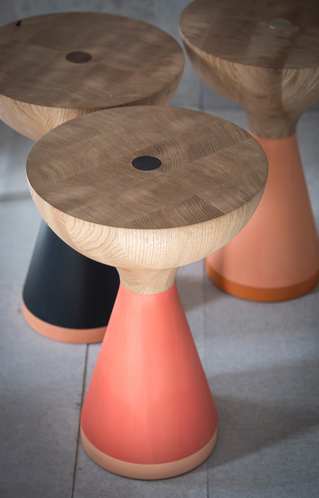 La table d’appoint Float, en chêne, est inspirée de flotteurs de pêcheurs.