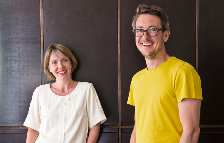  Oona Bannon et Russell Pinch conçoivent, ajustent et suivent la fabrication de leurs collections de mobilier.