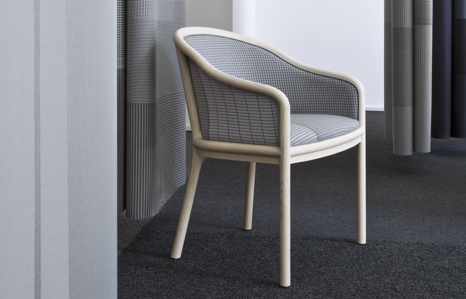 La Landmark Chair (1964) est le best-seller parmi les 150 chaises dessinées par Ward Bennett. Réintroduite en...