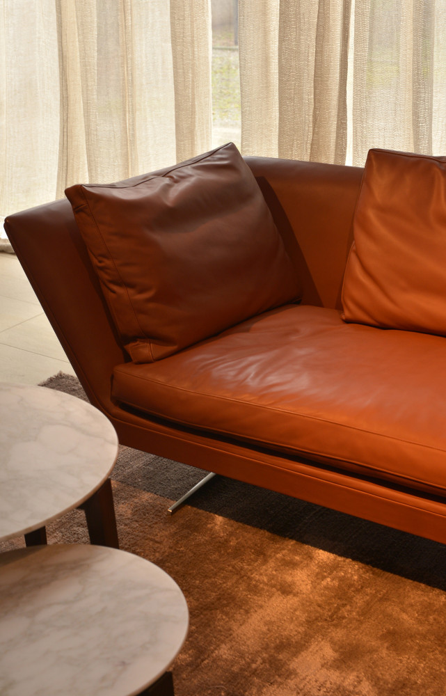 Dans le showroom historique, le très confortable Zeus d’Antonio Citterio, ici en version cuir fauve.