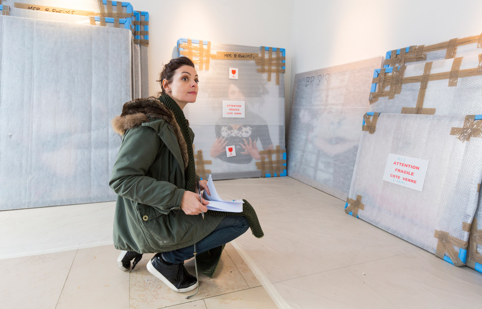 Vanessa Mourot contrôle le récolement et la distribution des œuvres dans les différents espaces de la Maison...