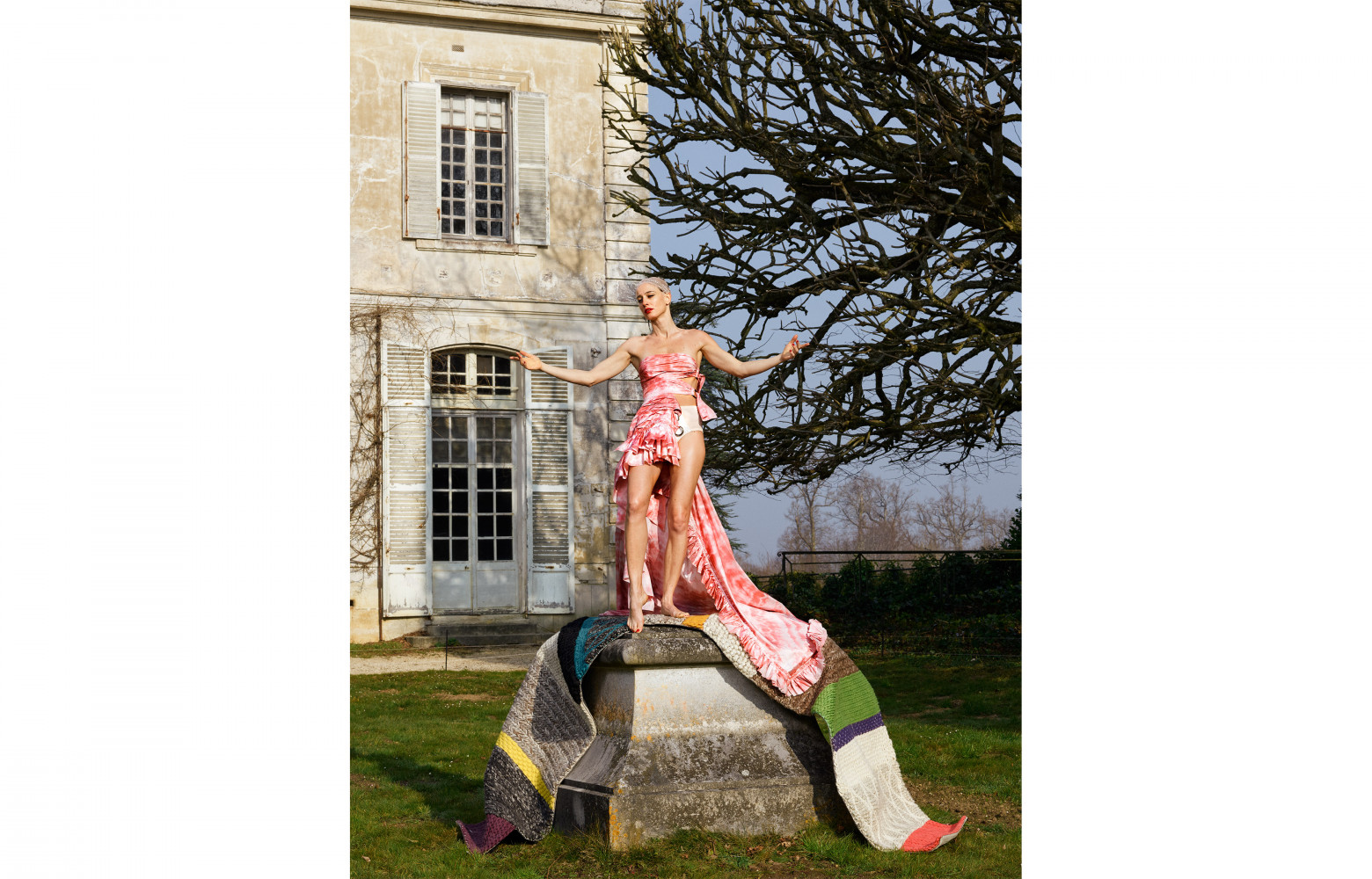 Robe bustier en Nylon rose Roberto Cavalli. Culotte en satin blanc What Katie Did. Bas résille Nude...