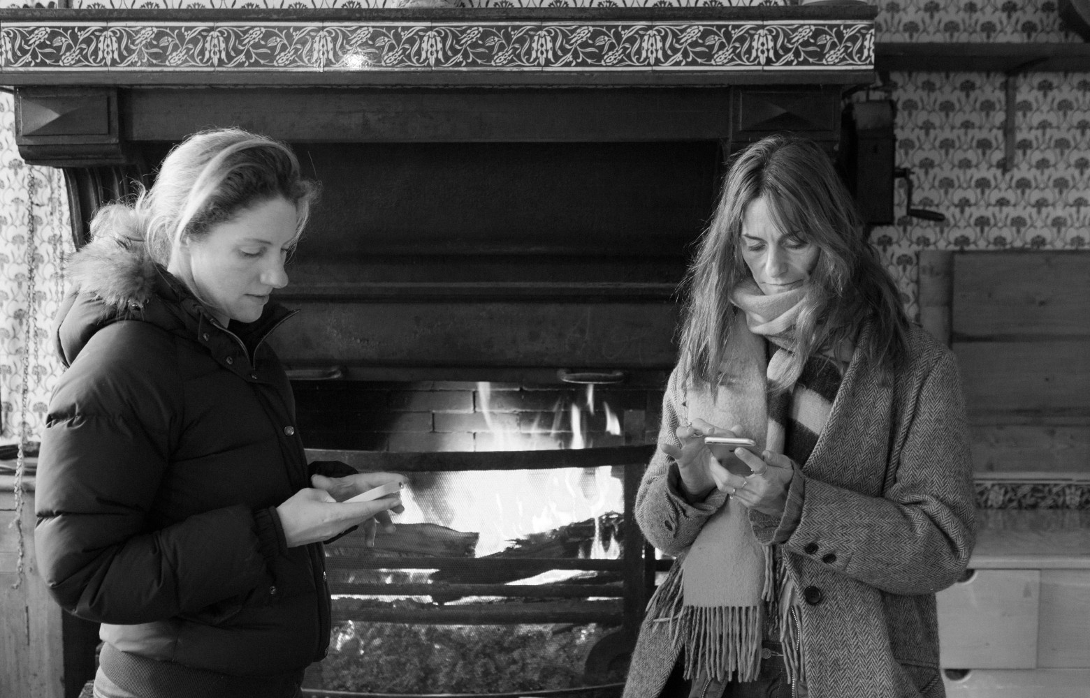 Nos deux autres fées : Mélina Klein et Judith Reyner (Bang Bang) – et leurs téléphones –,...
