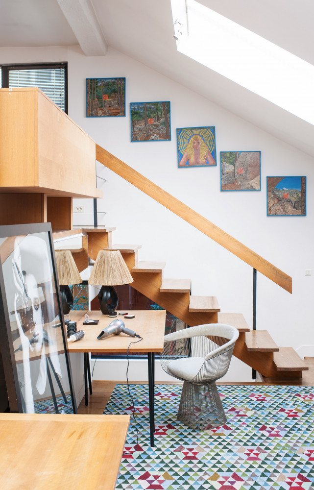 Au mur, un polyptyque de Mati Klarwein, l'ami de toujours ; à gauche, posé au sol, Autoportrait...