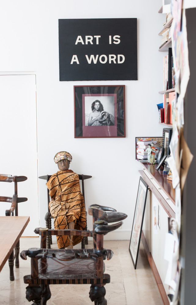 Au mur, Art is a Word de Ben et Patti Smith par Robert Mapplethorpe.