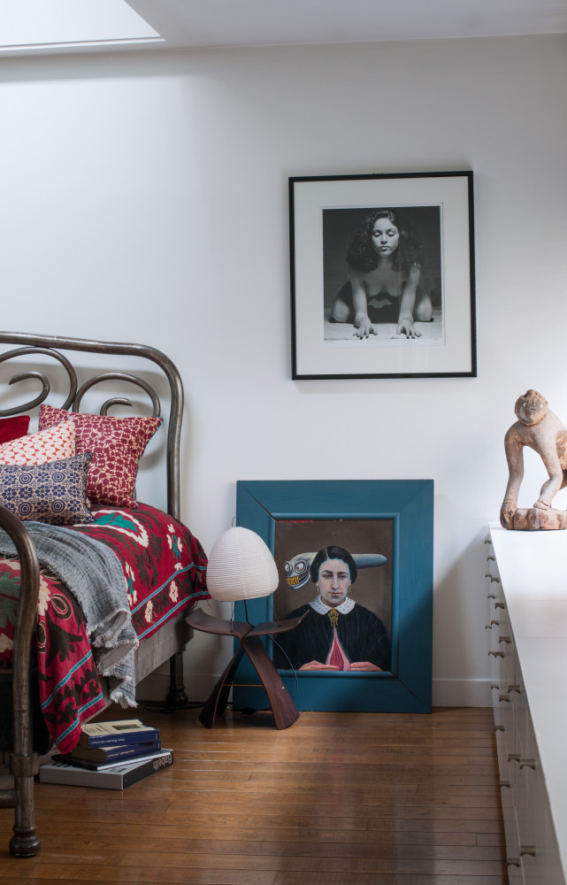 Dans la chambre, au mur, Madonna like a sphinx de Martin Hugo M. Schreiber ; au sol,...