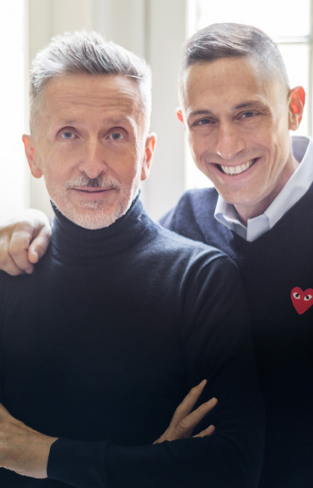 Depuis presque vingt ans, le céramiste et décorateur Jonathan Adler (à droite) et l’écrivain et créateur Simon...