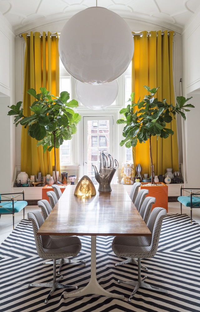 Dans la salle à manger, table de George Nelson et chaises de Richard Schultz, recouvertes d’un tissu...