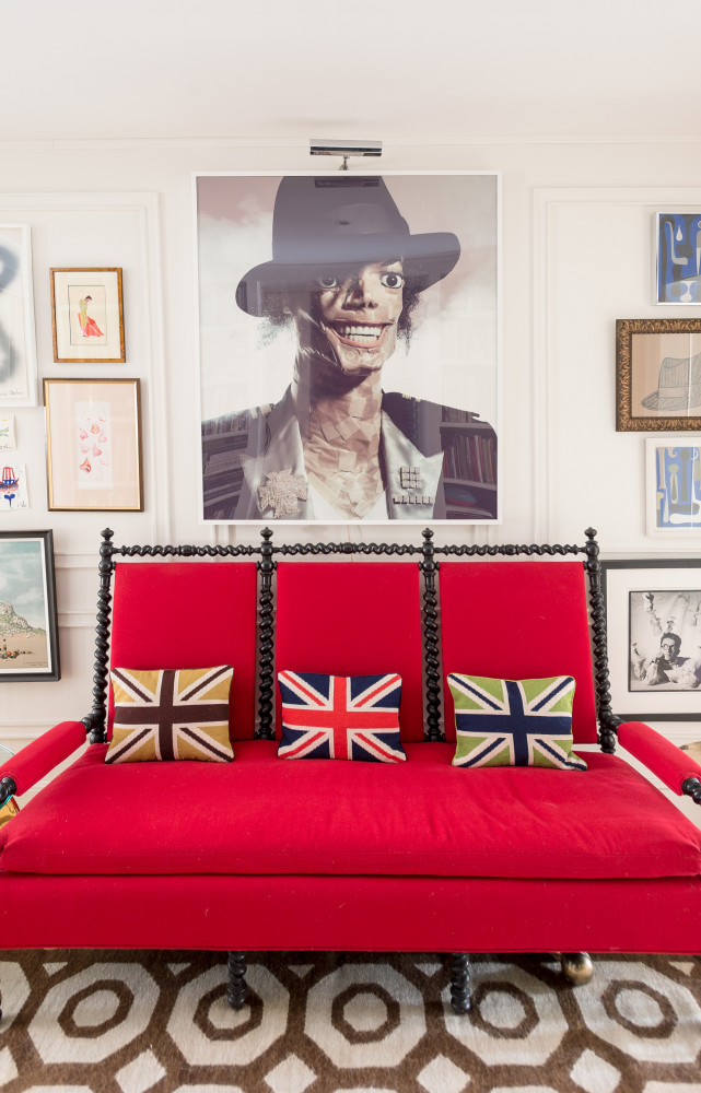 Tapis Pat Nixon et coussins de Jonathan Adler. Sofa vintage.