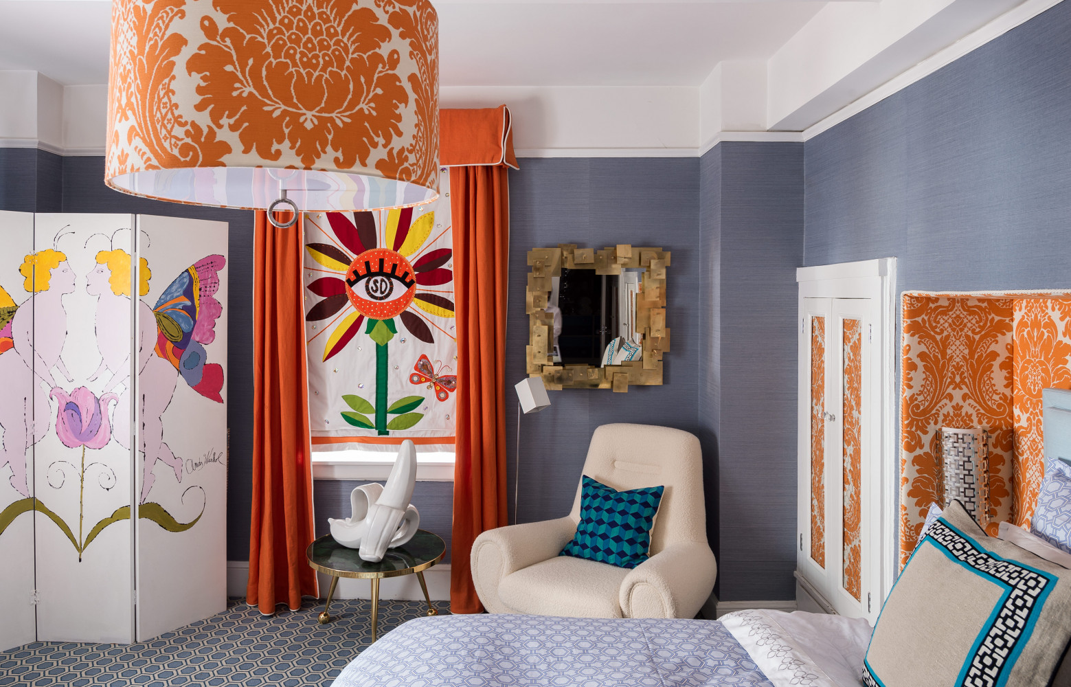Dans la chambre, revêtement mural gris Astek Grasscloth, tissu orange de l’abat-jour Harmon Manor II (Schumacher) et...