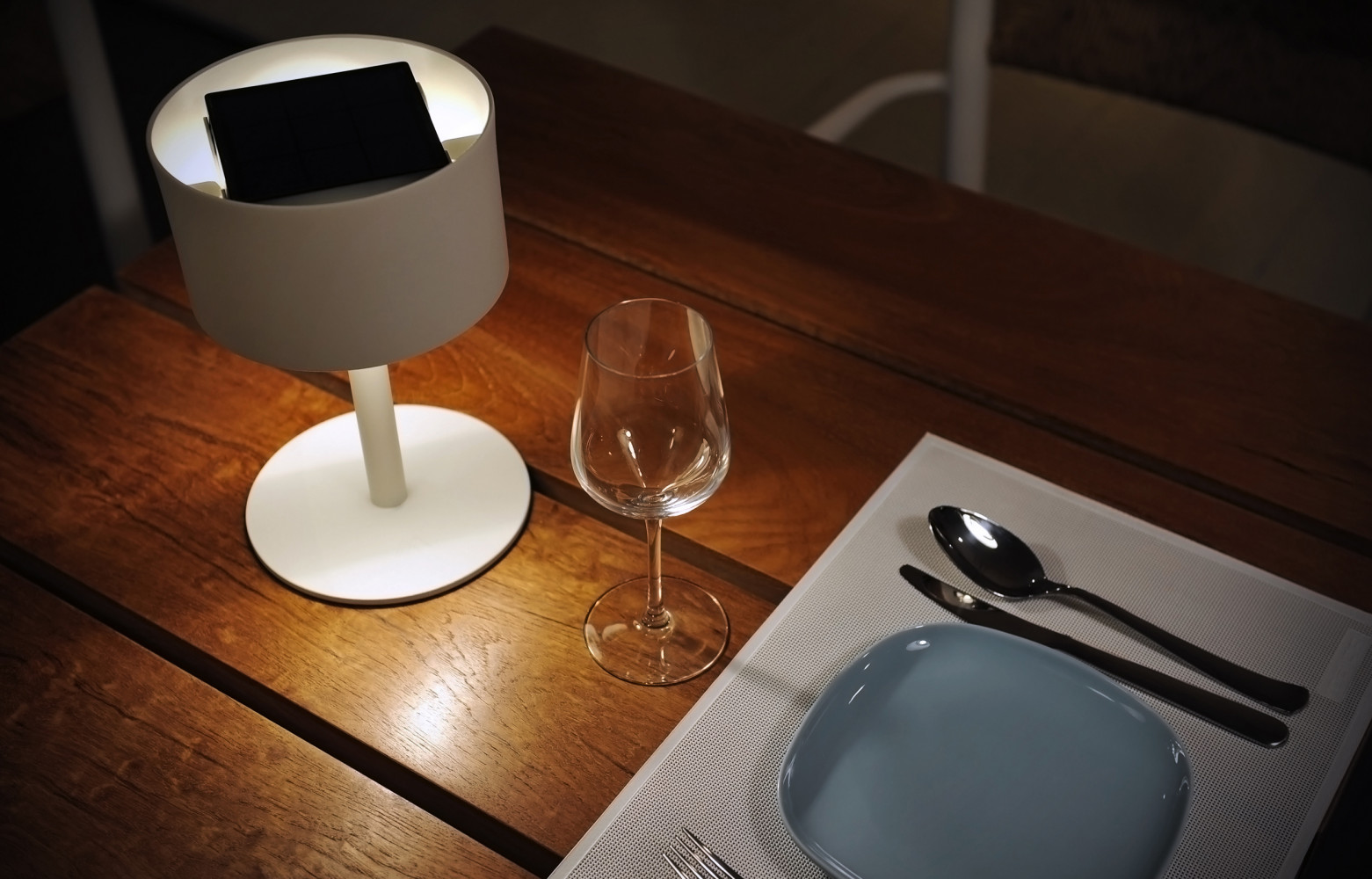 Créé en 1989 à Hong Kong, où il produisait du mobilier, Maiori Design a peu à peu...
